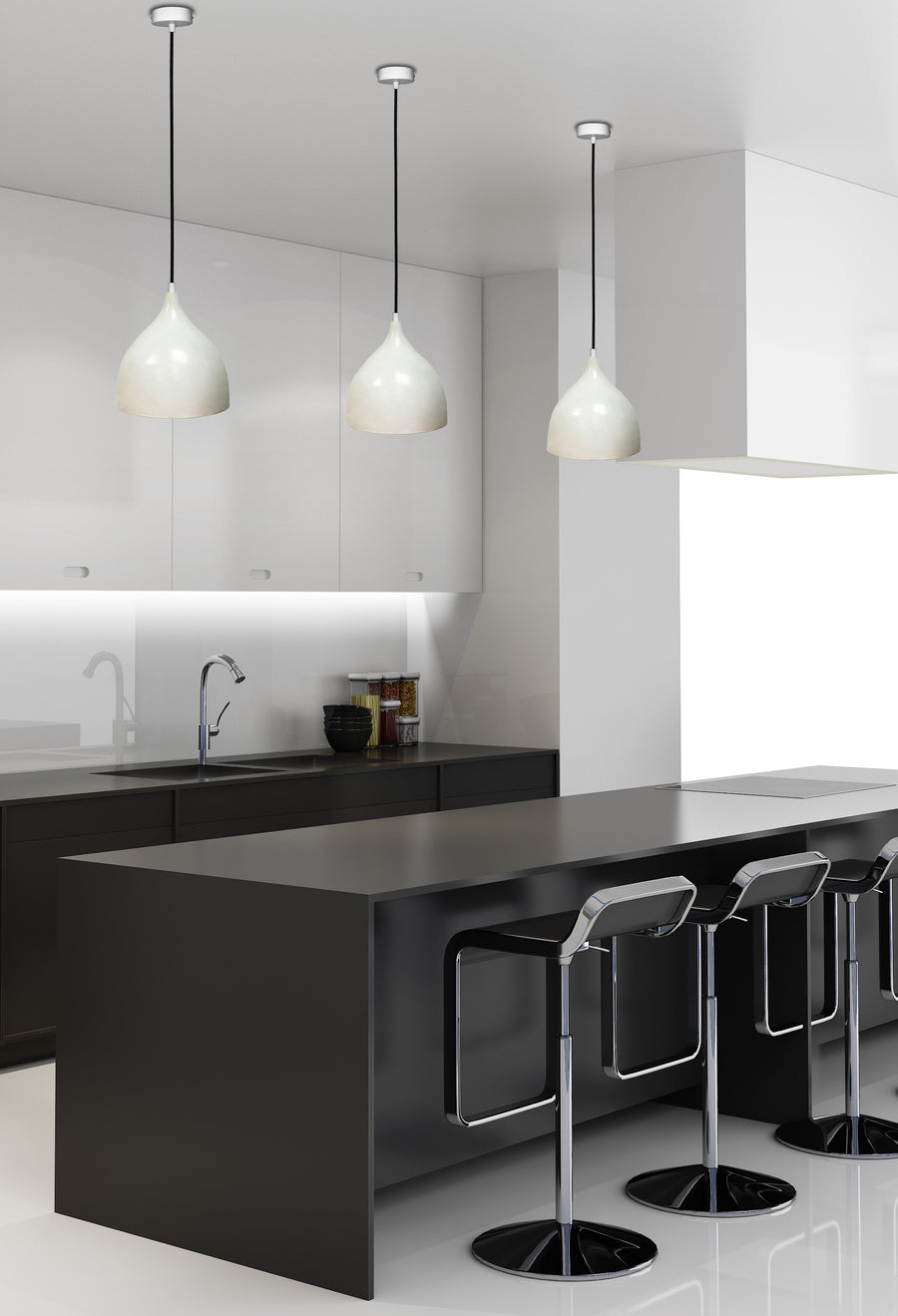 Trois luminaires blancs suspendus devant des façades de cuisine laquées, reflets sur le plan.