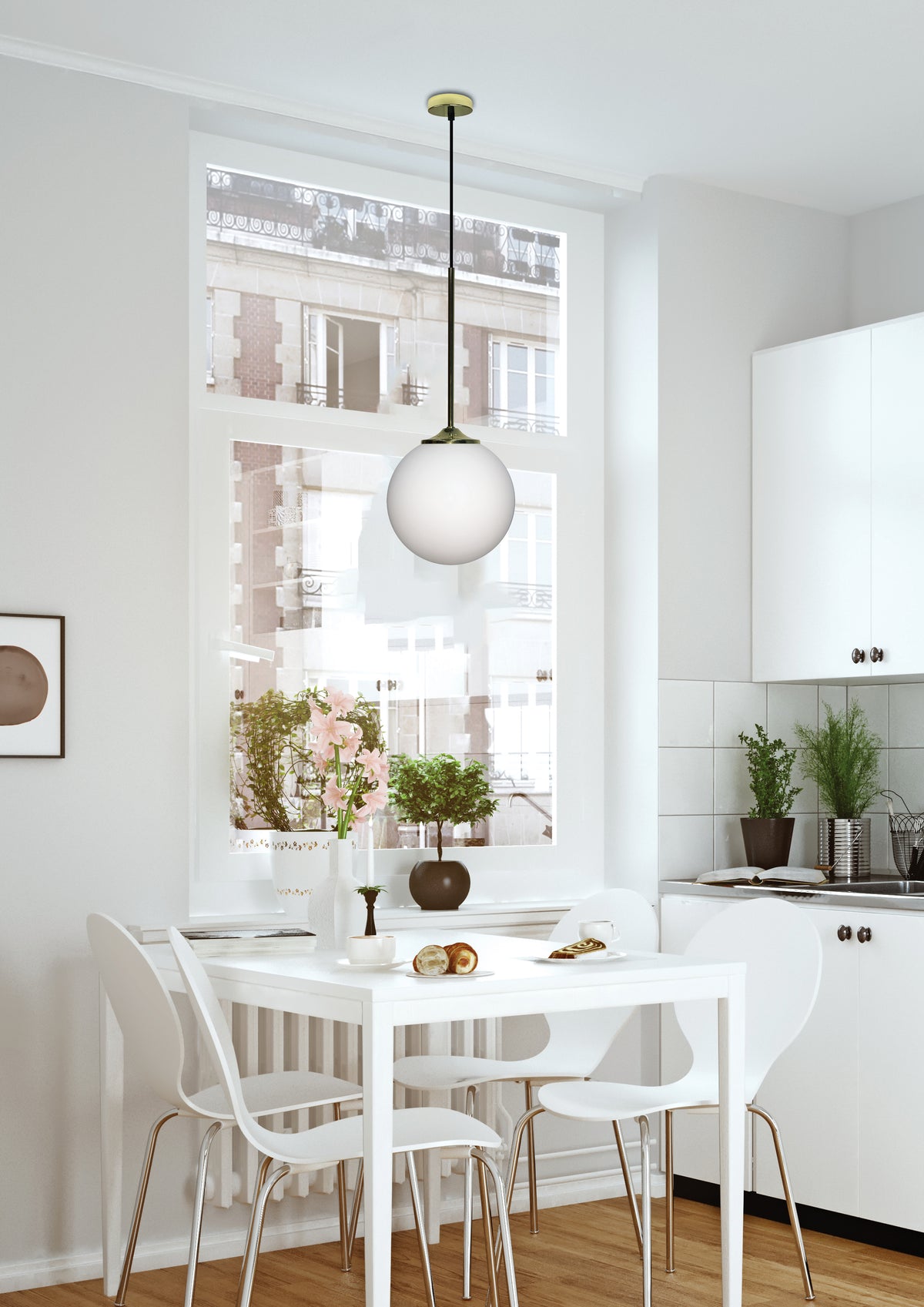 Vue d'ambiance montrant le luminaire suspendu au-dessus d'une table dressée près de la fenêtre