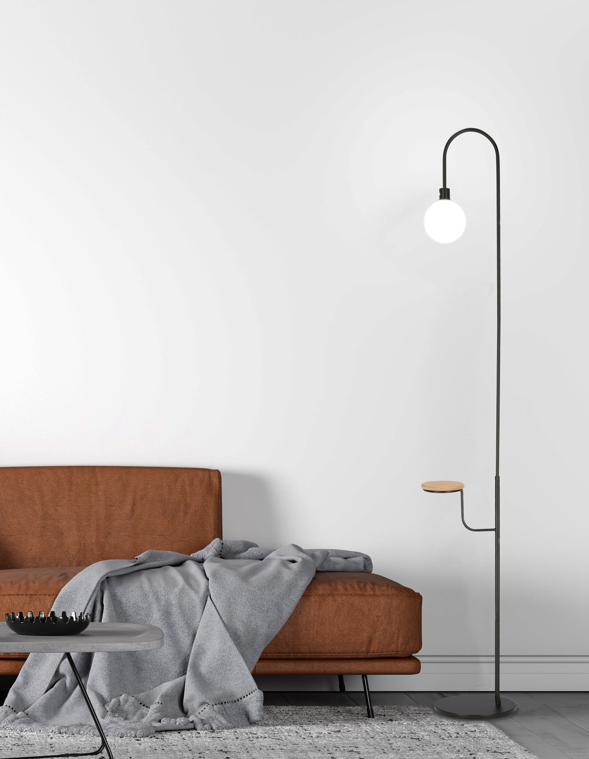 Mise en ambiance : lampadaire allumé près d'un canapé orangé, plaid gris et table basse.
