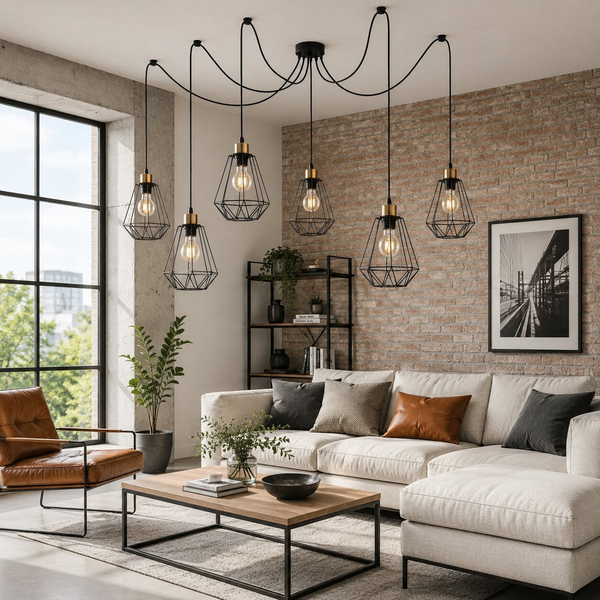 Mise en ambiance dans un salon industriel avec canapé, briques et suspension allumée.