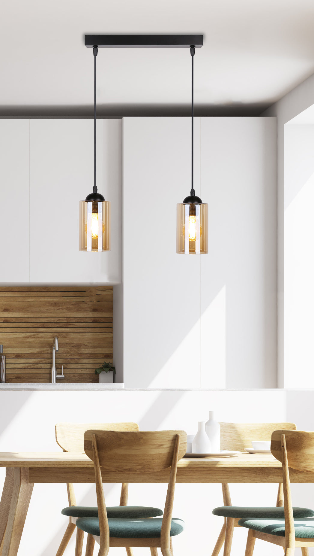 Mise en ambiance dans une cuisine blanche, suspensions au-dessus d'une table en bois clair