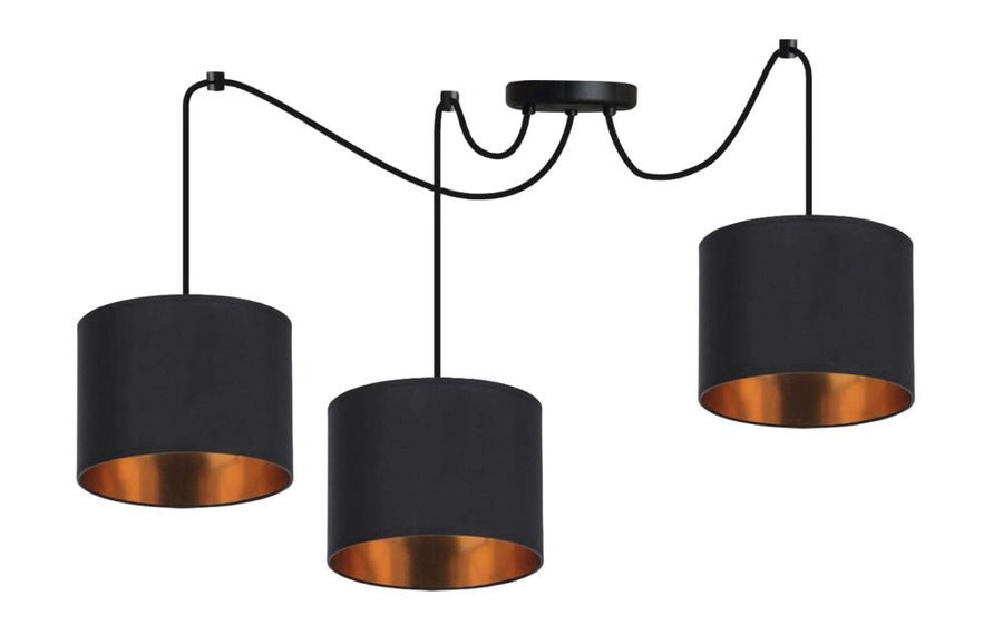 Vue produit sur fond blanc du luminaire à trois suspensions cylindriques noires et intérieur cuivré.