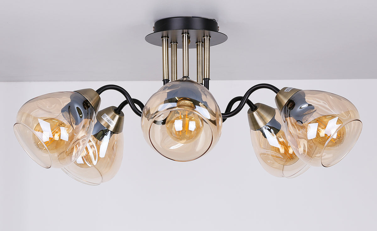 Luminaire fixé au plafond blanc, cinq diffuseurs en verre fumé orientés vers le bas