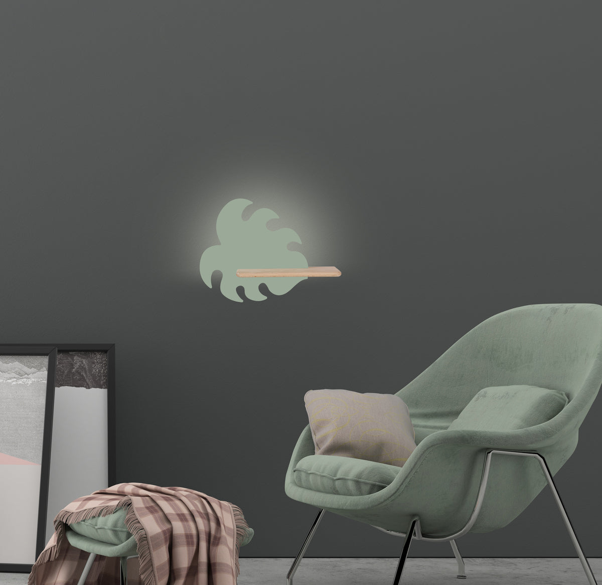 Mise en ambiance dans un salon sombre avec fauteuil vert et plaid à carreaux