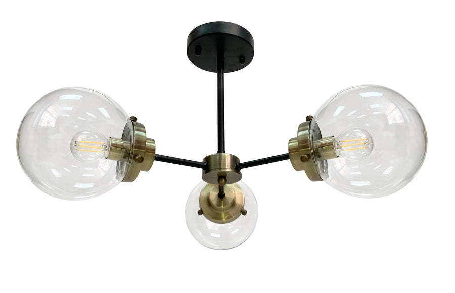Plafonnier trois globes en verre transparent vu de face sur fond blanc