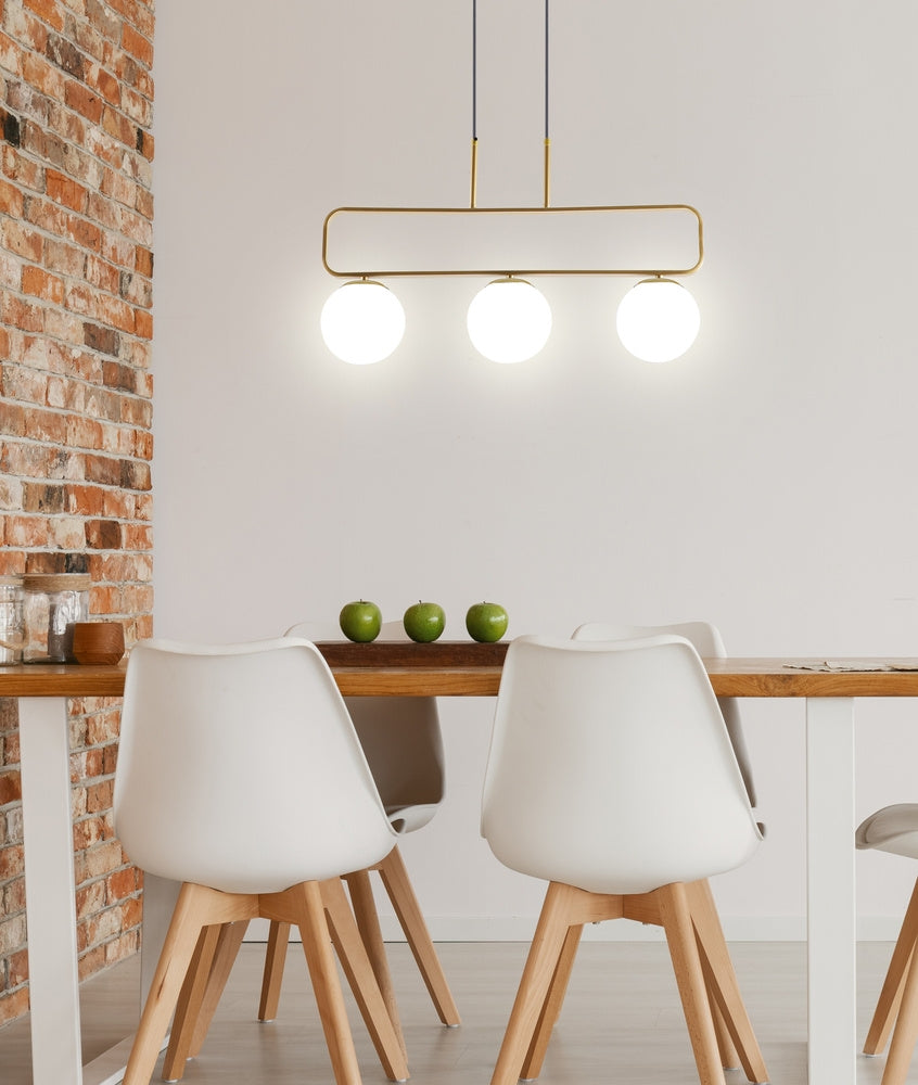 Mise en ambiance au-dessus d'une table, briques rouges et chaises blanches