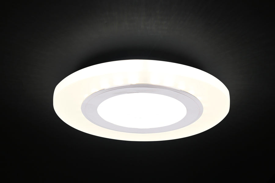 Spot LED allumé dans un plafond sombre, halo lumineux blanc diffus autour