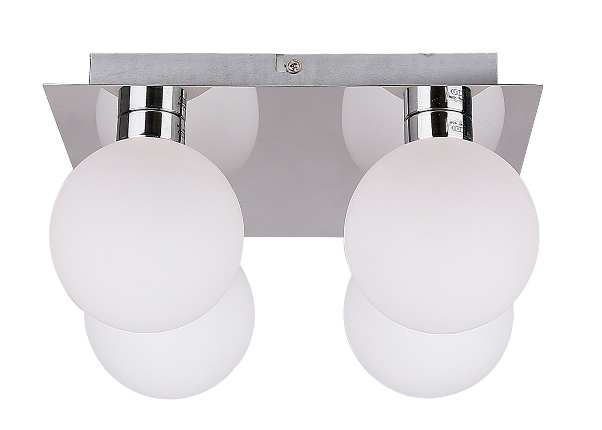 Vue de face du plafonnier rectangulaire chromé avec quatre globes de verre opalin blanc