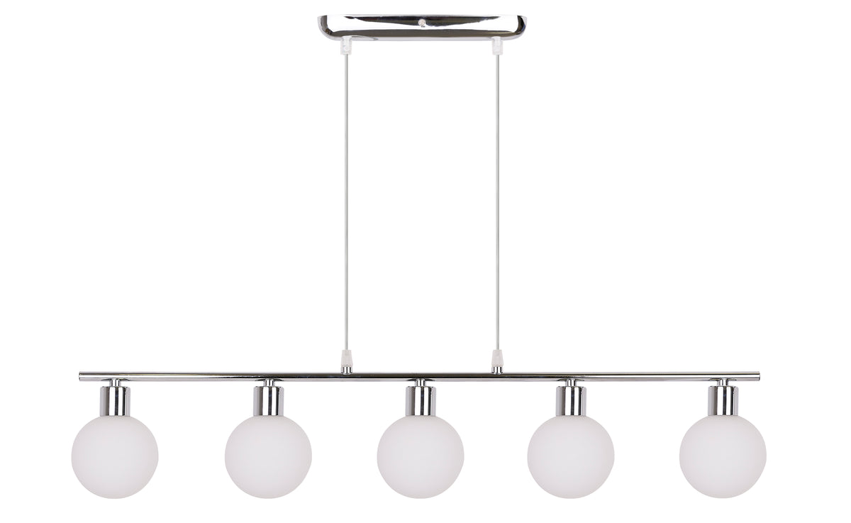 Vue de face du luminaire chromé avec cinq globes de verre blanc alignés