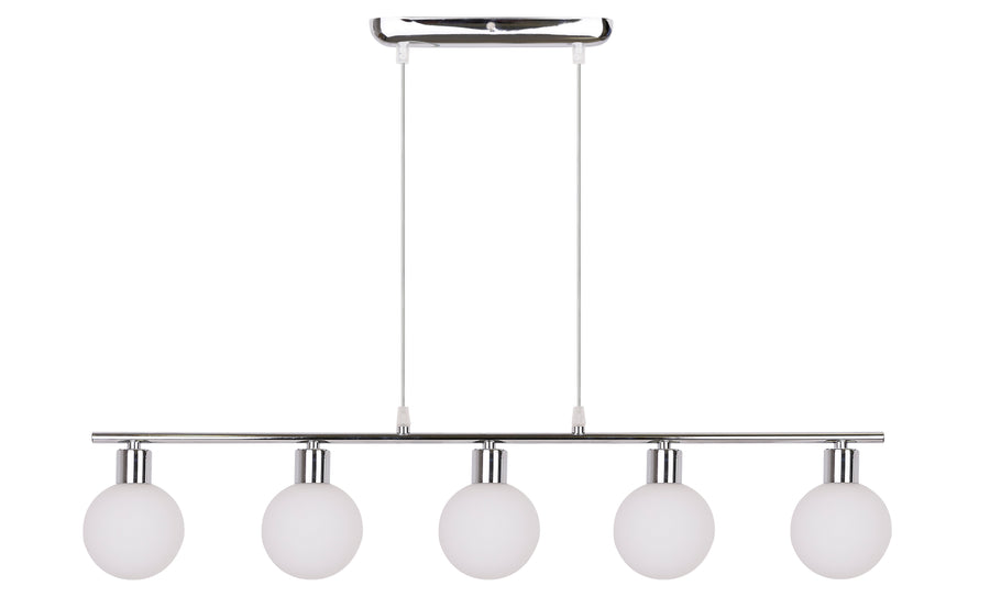 Vue de face du luminaire chromé avec cinq globes de verre blanc alignés