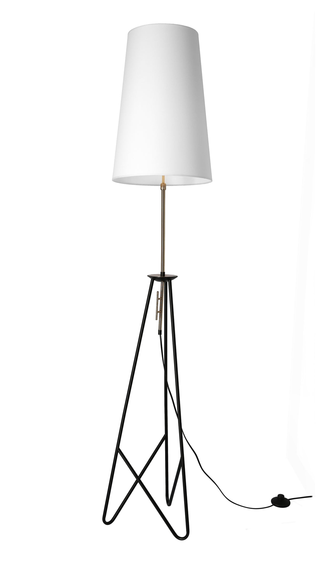Lampadaire entier de face sur fond blanc, abat-jour conique blanc et pied trépied