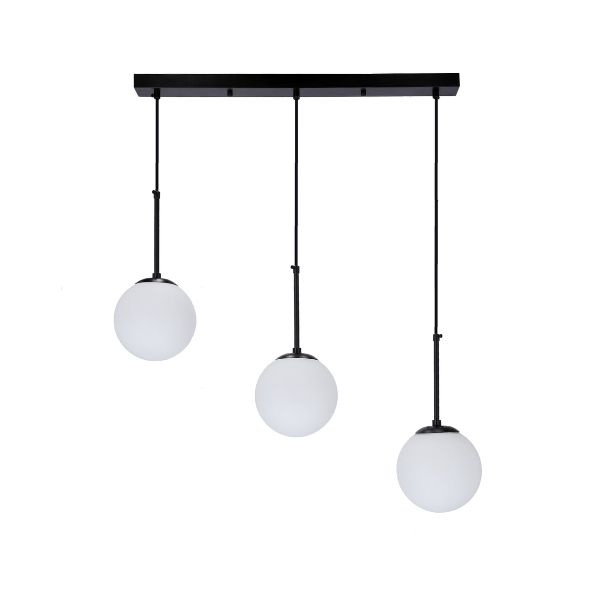 Suspension noire à trois globes de verre blanc opale, vue de face sur fond blanc
