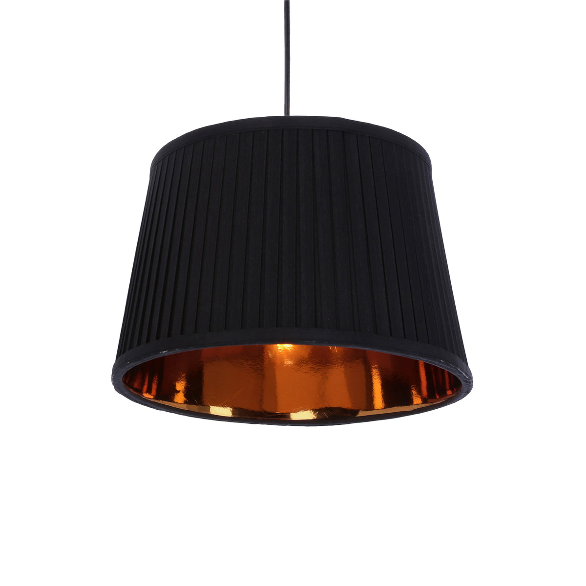 Gros plan sur un abat-jour noir plissé, intérieur doré réfléchissant la lumière.