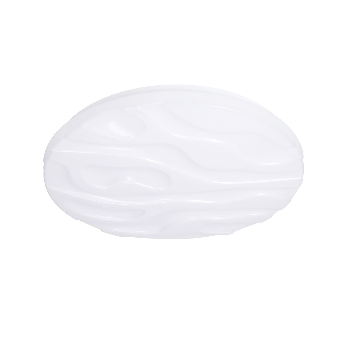 Vue de trois quarts d'un plafonnier rond blanc à motif ondulé en relief.
