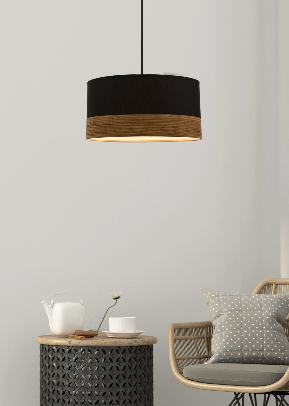 Mise en ambiance salon avec suspension allumée au-dessus d'une table basse