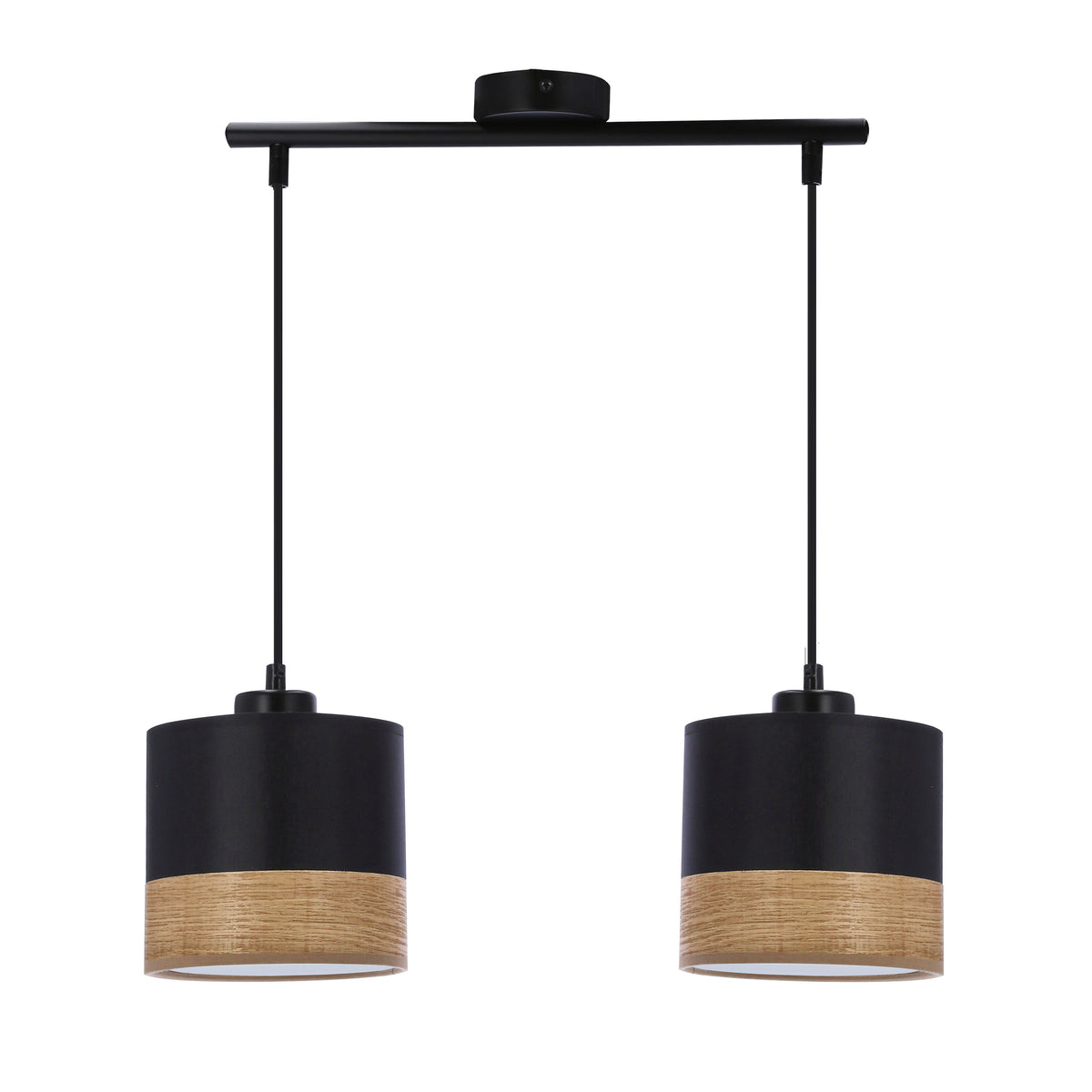 Vue de face d'une suspension deux lumières noire avec abat-jours cylindriques en bois.