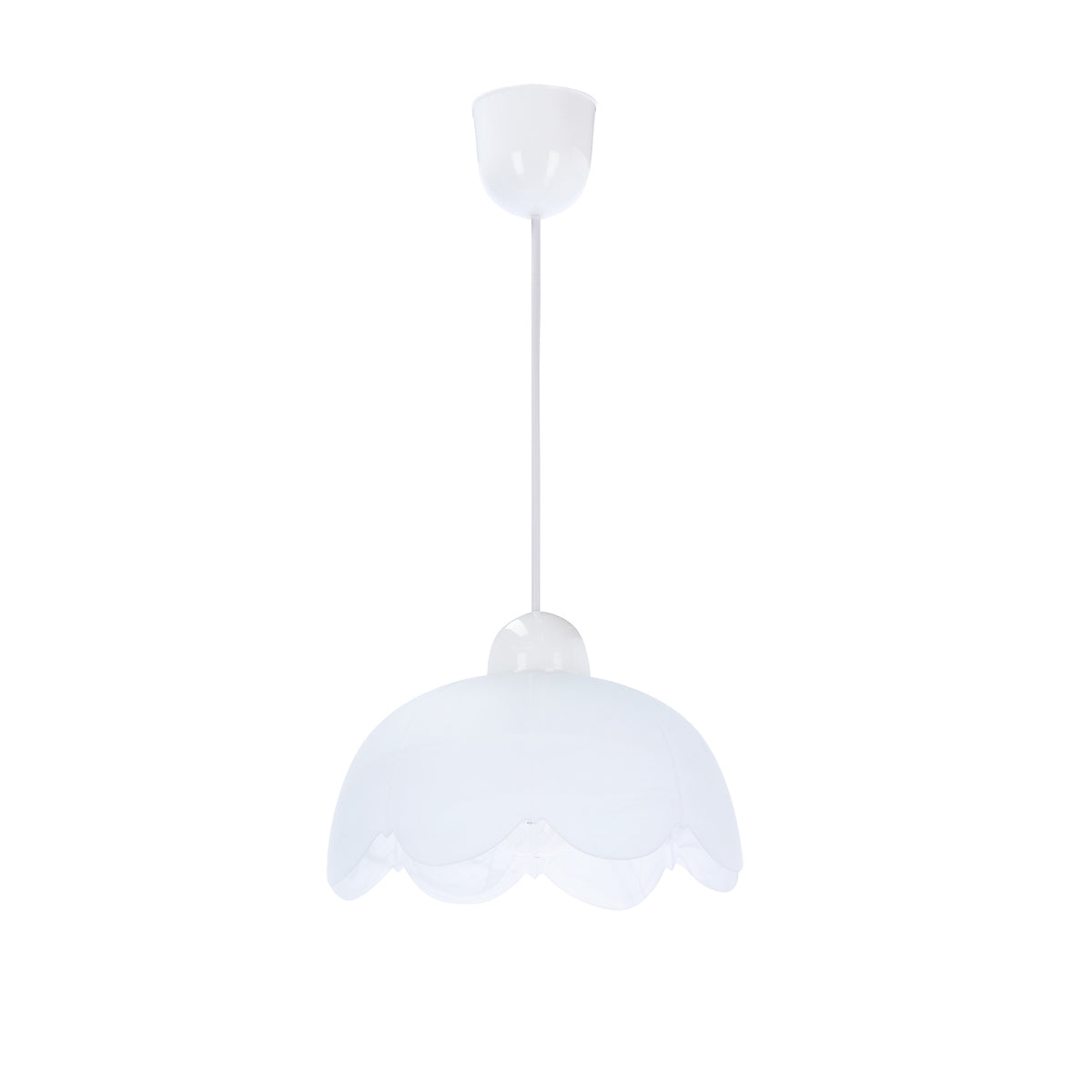 Vue de face d'une suspension blanche en verre à abat-jour festonné.
