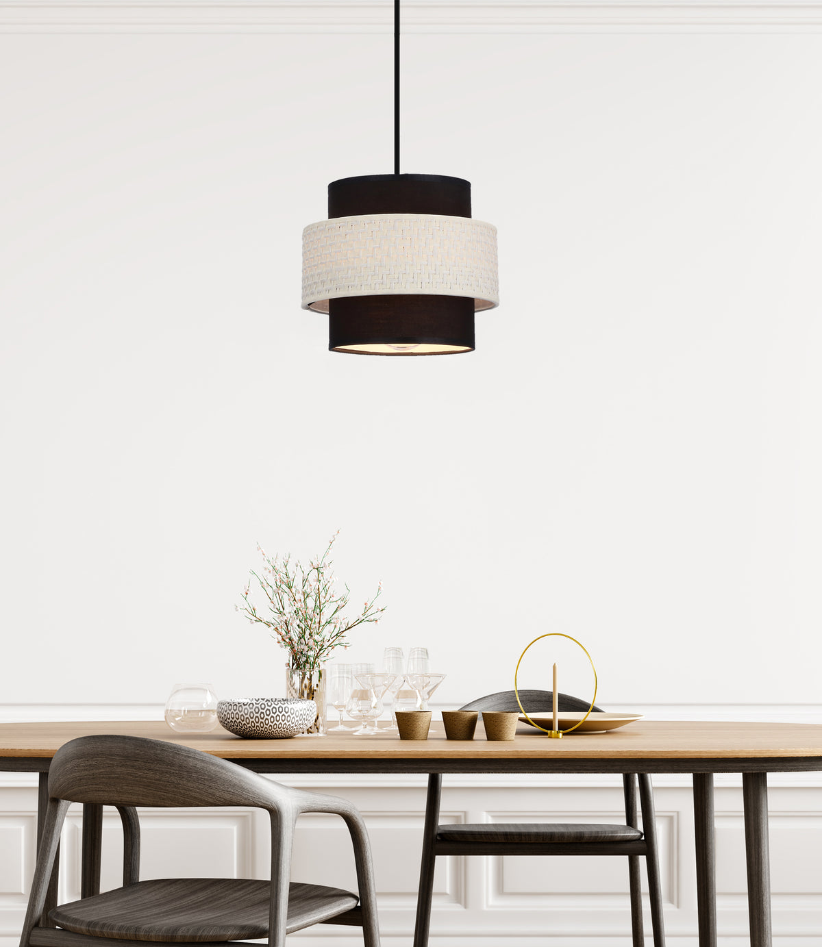 Luminaire suspendu au-dessus d'une table à manger dressée, ambiance contemporaine dans une pièce claire