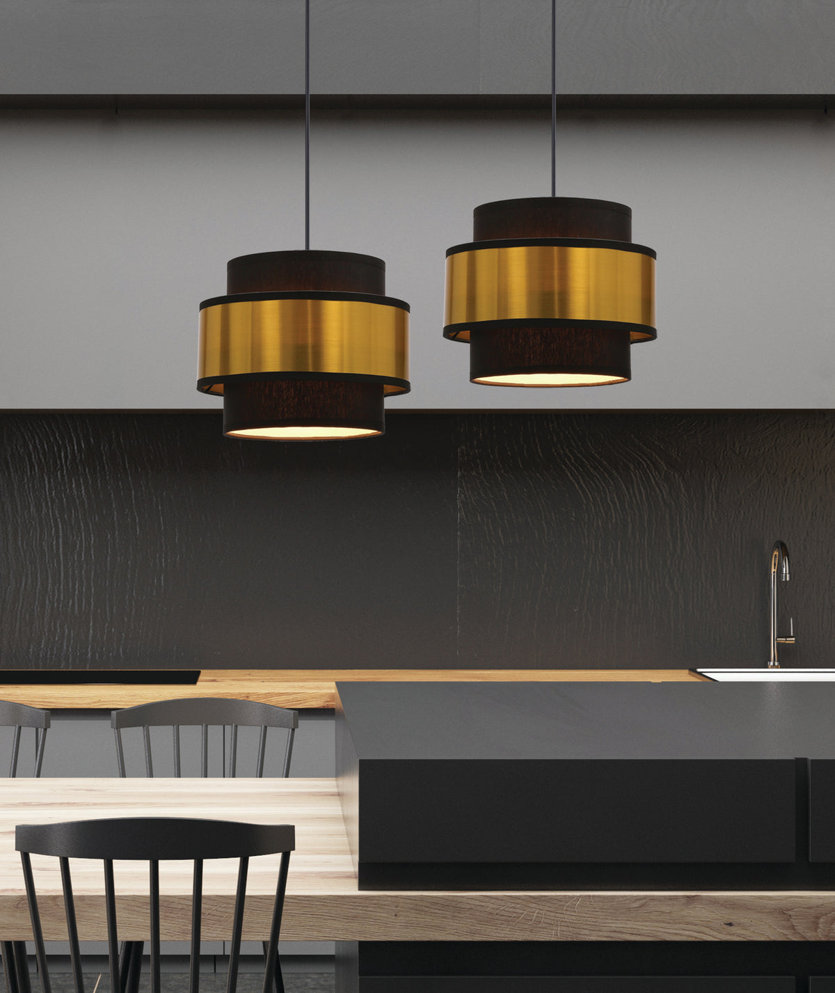 Mise en ambiance cuisine moderne, suspensions dorées au-dessus d'un îlot en bois