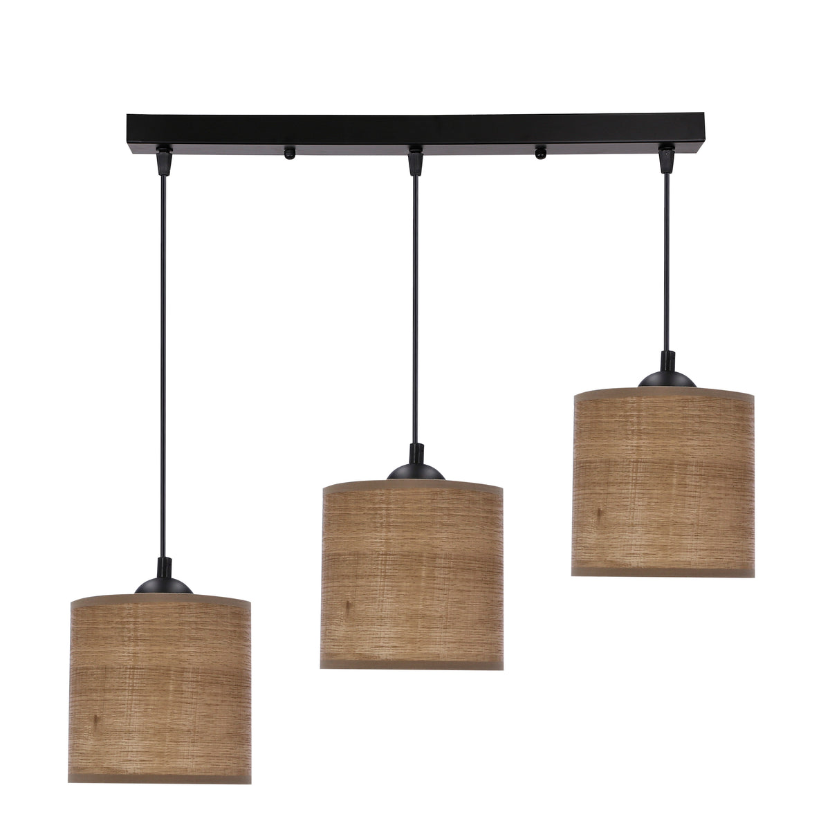 Suspension noire à trois lumières, abat-jours cylindriques en bois tressé, vue de face sur fond blanc.