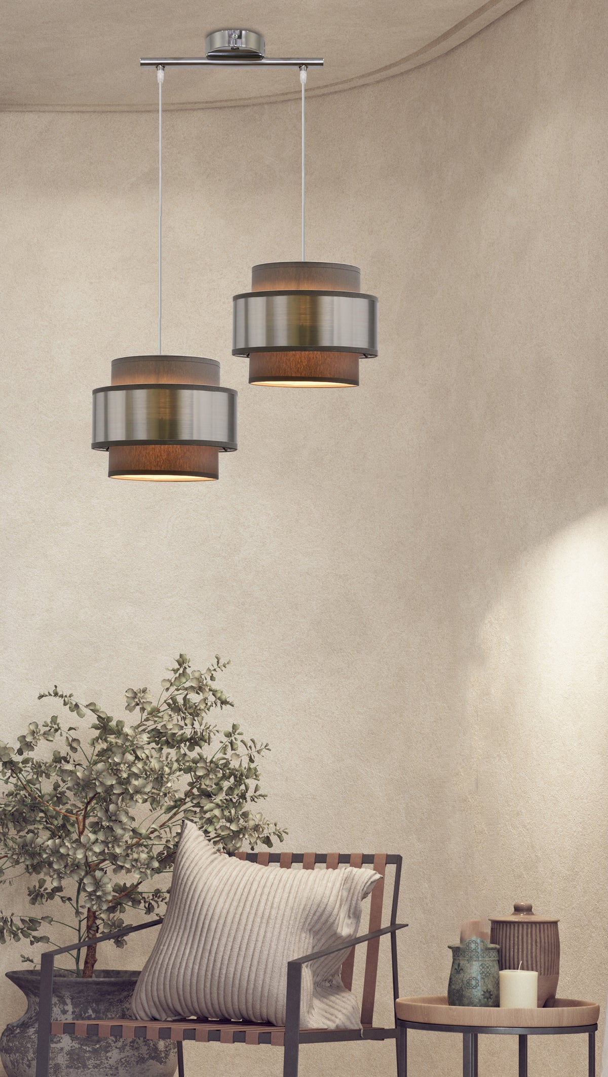 Mise en ambiance salon, suspension double allumée au-dessus d'un fauteuil et d'une plante