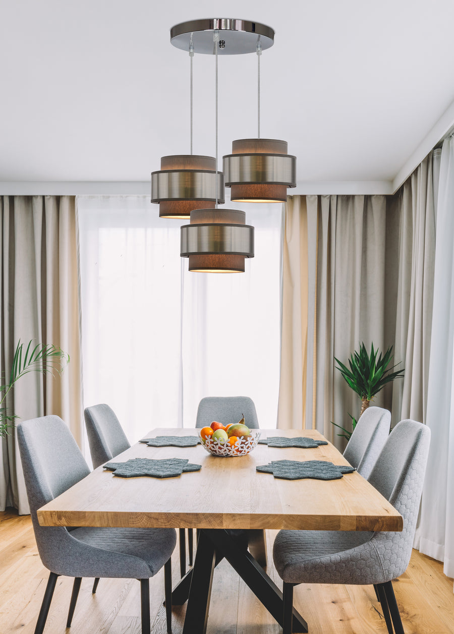 Suspension au-dessus d'une table de salle à manger en bois, chaises grises et rideaux beiges.