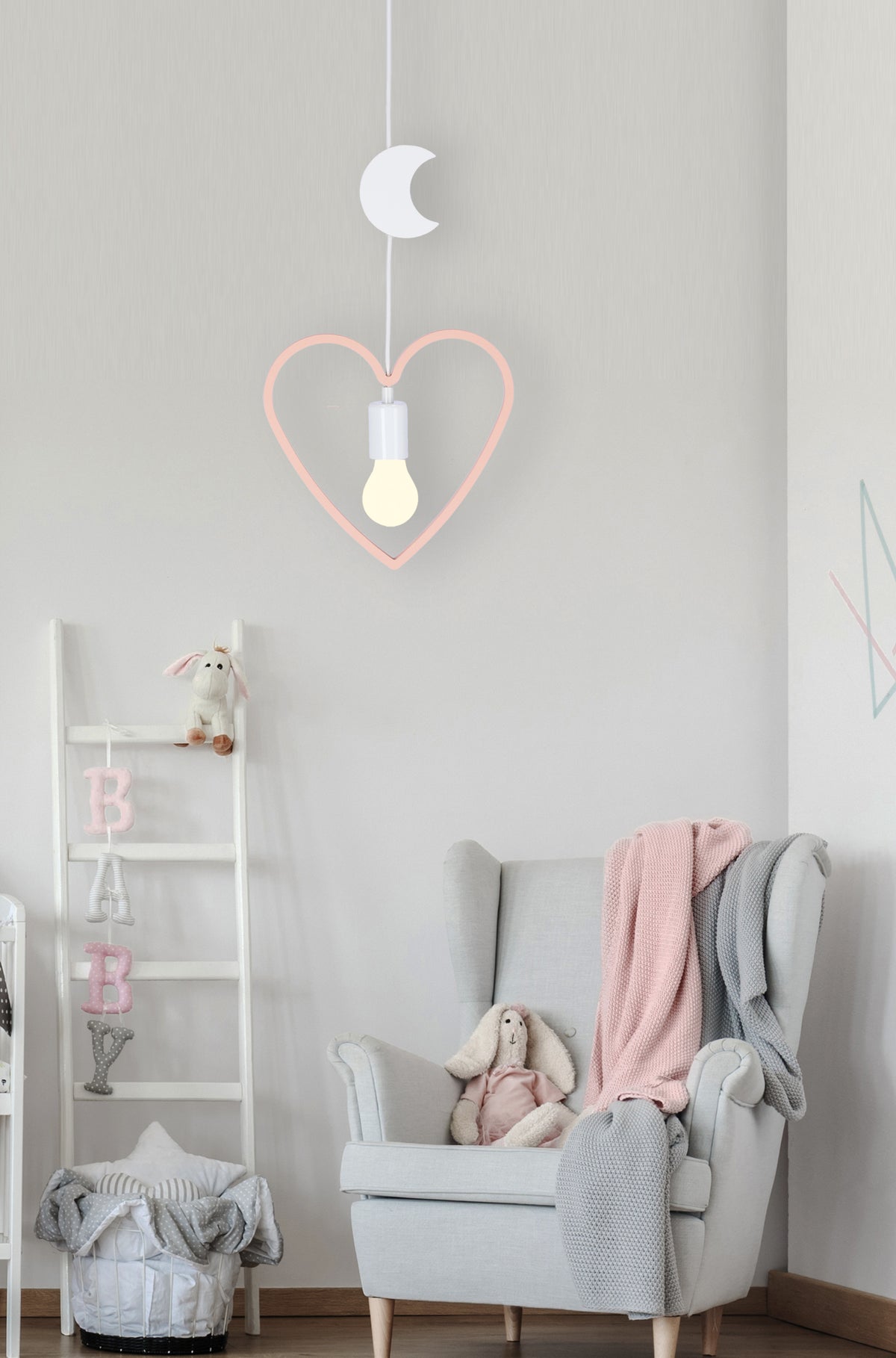 Mise en ambiance dans une chambre d'enfant avec fauteuil, échelle et suspension allumée.