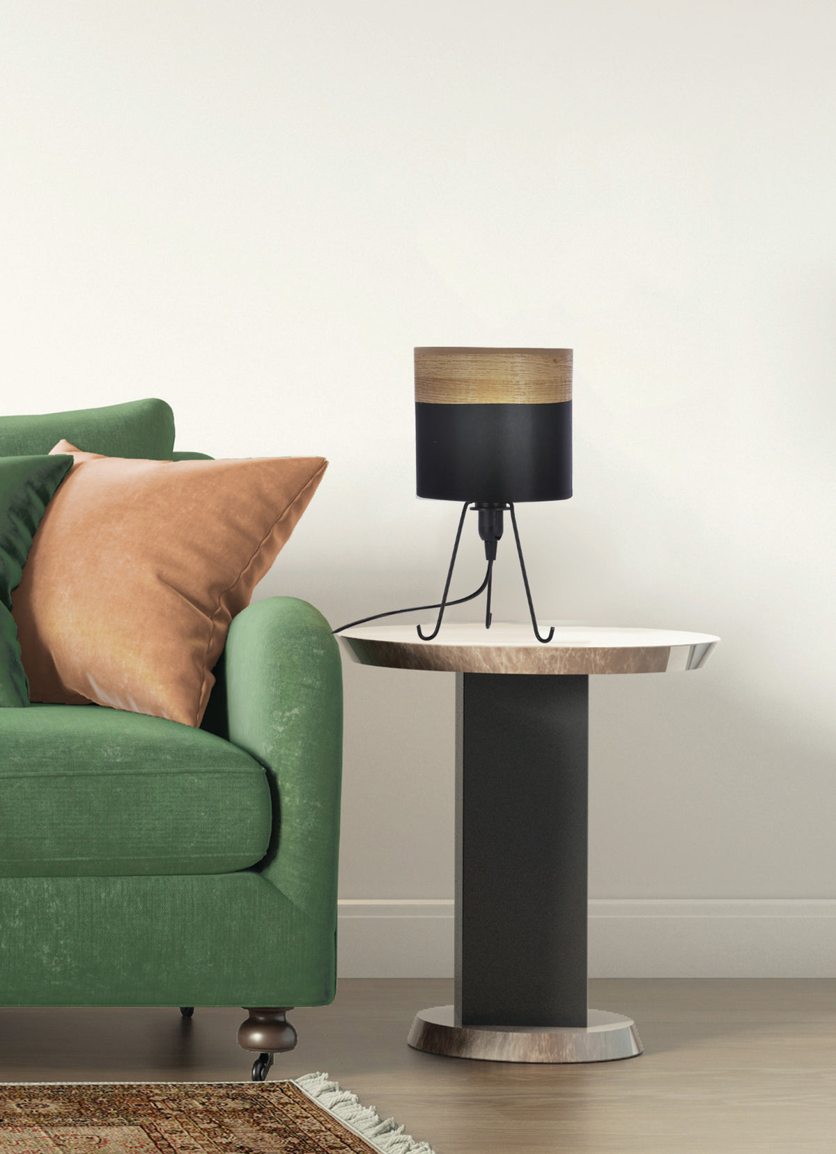 Mise en ambiance de la lampe posée sur une table d'appoint près d'un canapé vert