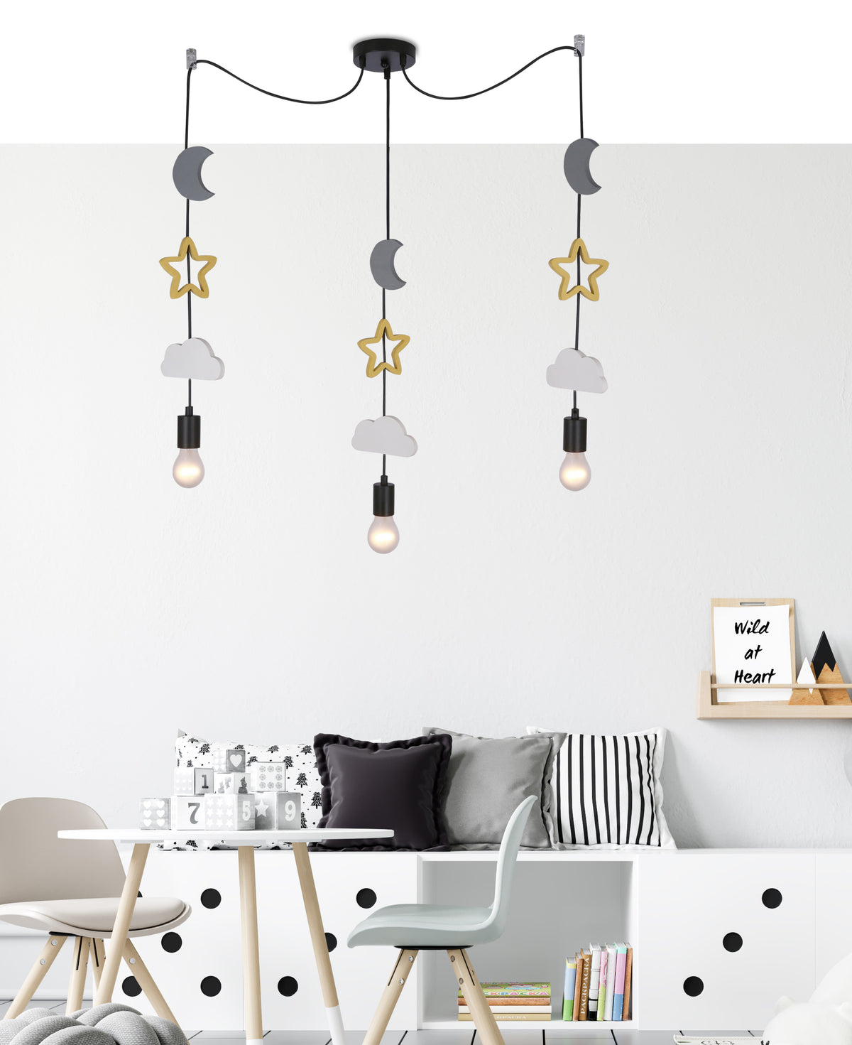 Mise en ambiance dans une chambre d'enfant avec table, coussins et étagère