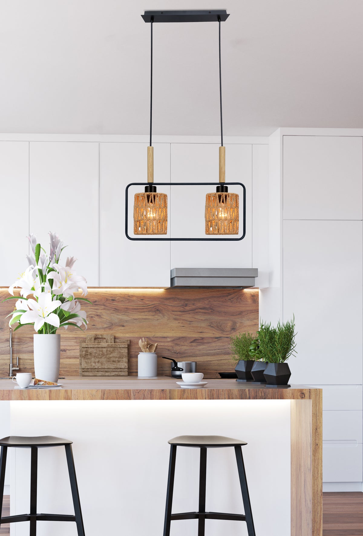 Suspension allumée au-dessus d'un îlot de cuisine, abat-jours en cannage et structure noire.
