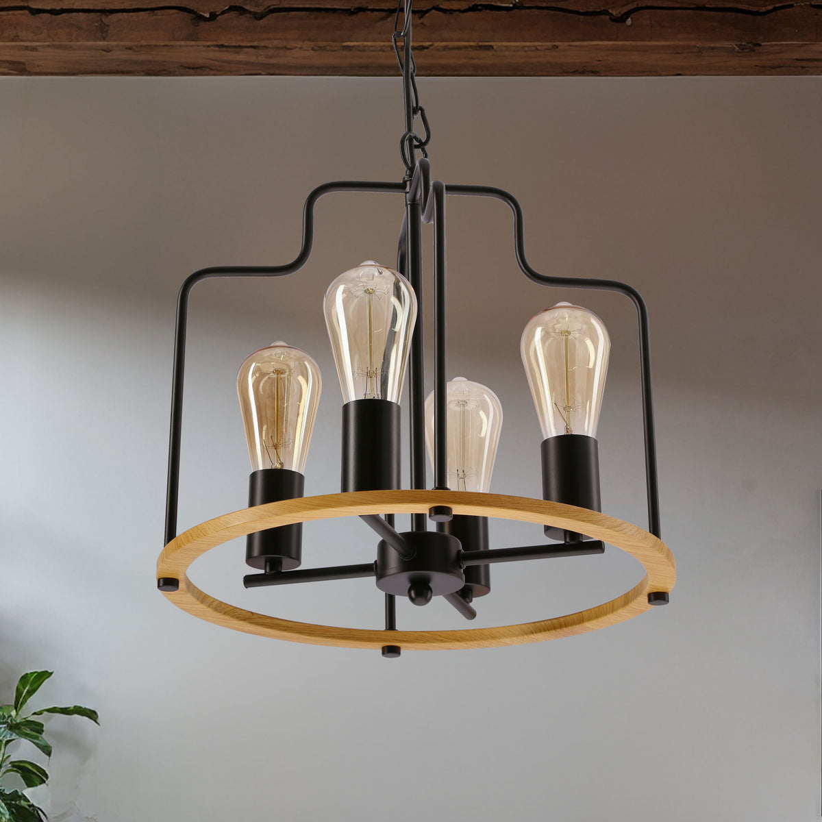 Gros plan du luminaire montrant le cercle en bois et les quatre ampoules allumées.