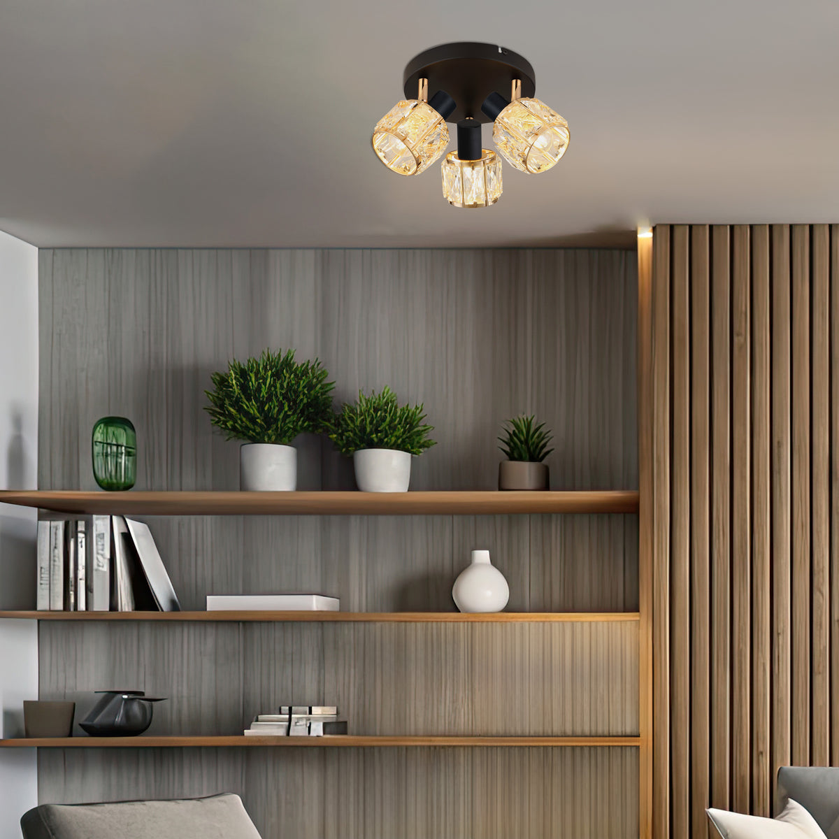 Mise en ambiance du plafonnier allumé au-dessus d'une étagère en bois dans un salon