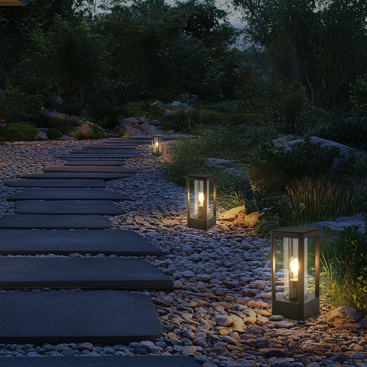 Mise en ambiance nocturne d'une allée de jardin, plusieurs bornes éclairées posées sur graviers.