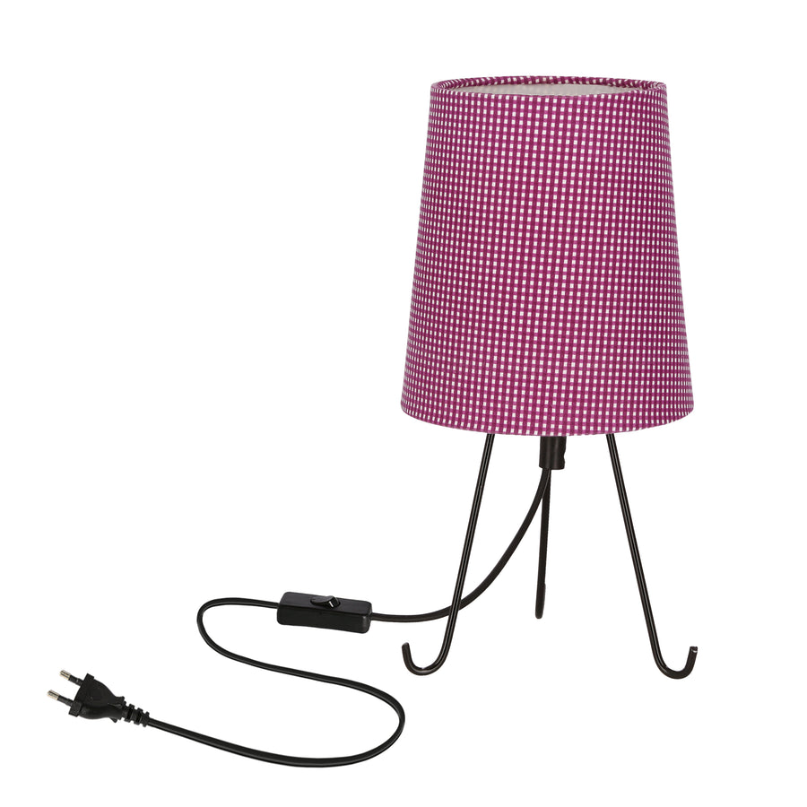 Version rose de la lampe à poser, abat-jour vichy et pied métallique noir.