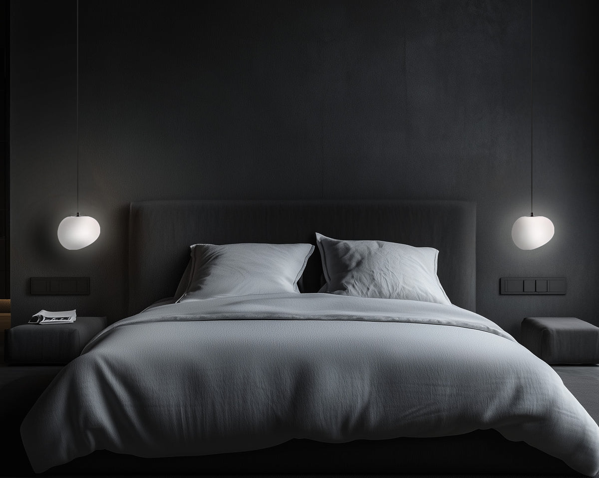 Ambiance nocturne chambre avec suspensions allumées éclairant les chevets de part et d'autre du lit