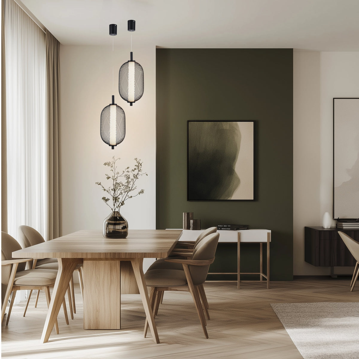 Deux suspensions noires allumées au-dessus d'une table en bois dans une pièce moderne.