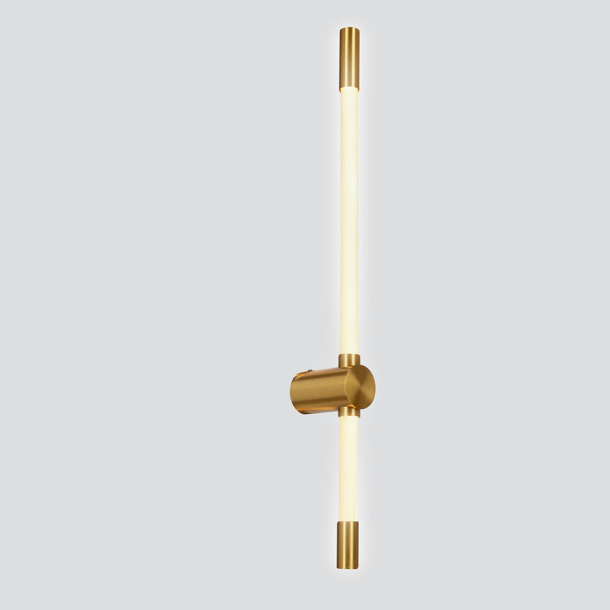 Applique murale verticale en laiton vieilli et tube LED opalin, vue de face sur fond neutre.