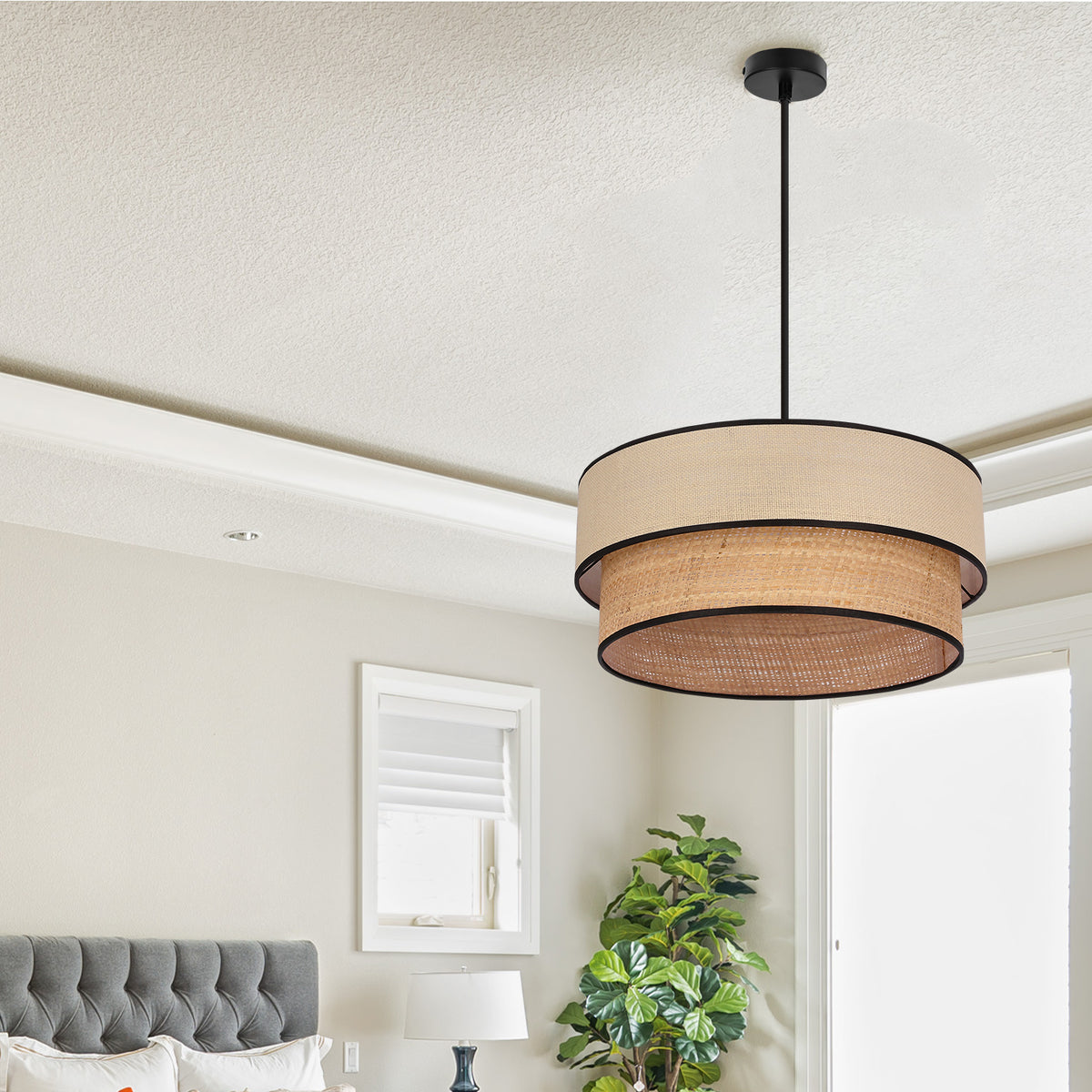 Suspension installée au plafond dans une chambre, au-dessus d'un lit, avec miroir et plante.