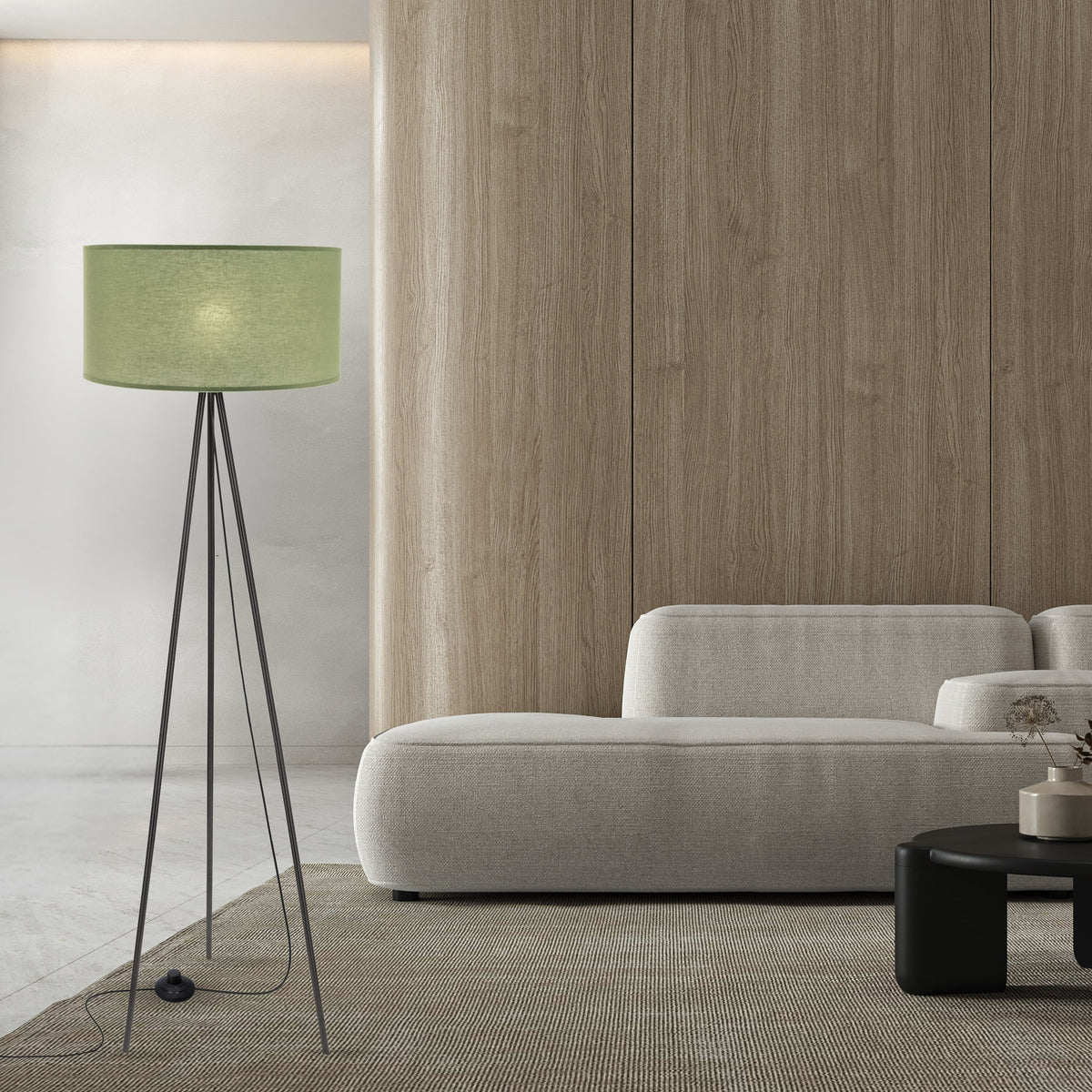 Lampadaire en situation dans un salon, près d'un canapé beige et mur en bois.