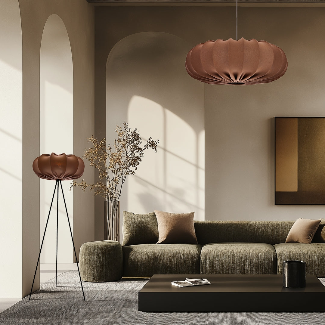 Vue en intérieur avec arche, canapé vert et lampadaire assorti sous la suspension marron.