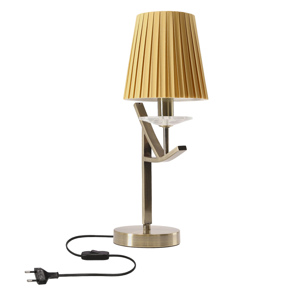 Lampe à poser sur fond blanc avec abat-jour plissé doré, bras courbe et cordon d'alimentation.
