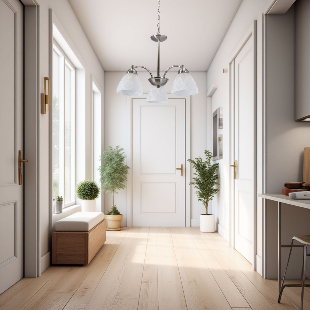 Mise en ambiance dans un couloir clair, suspension installée au plafond avec trois abat-jours blancs.