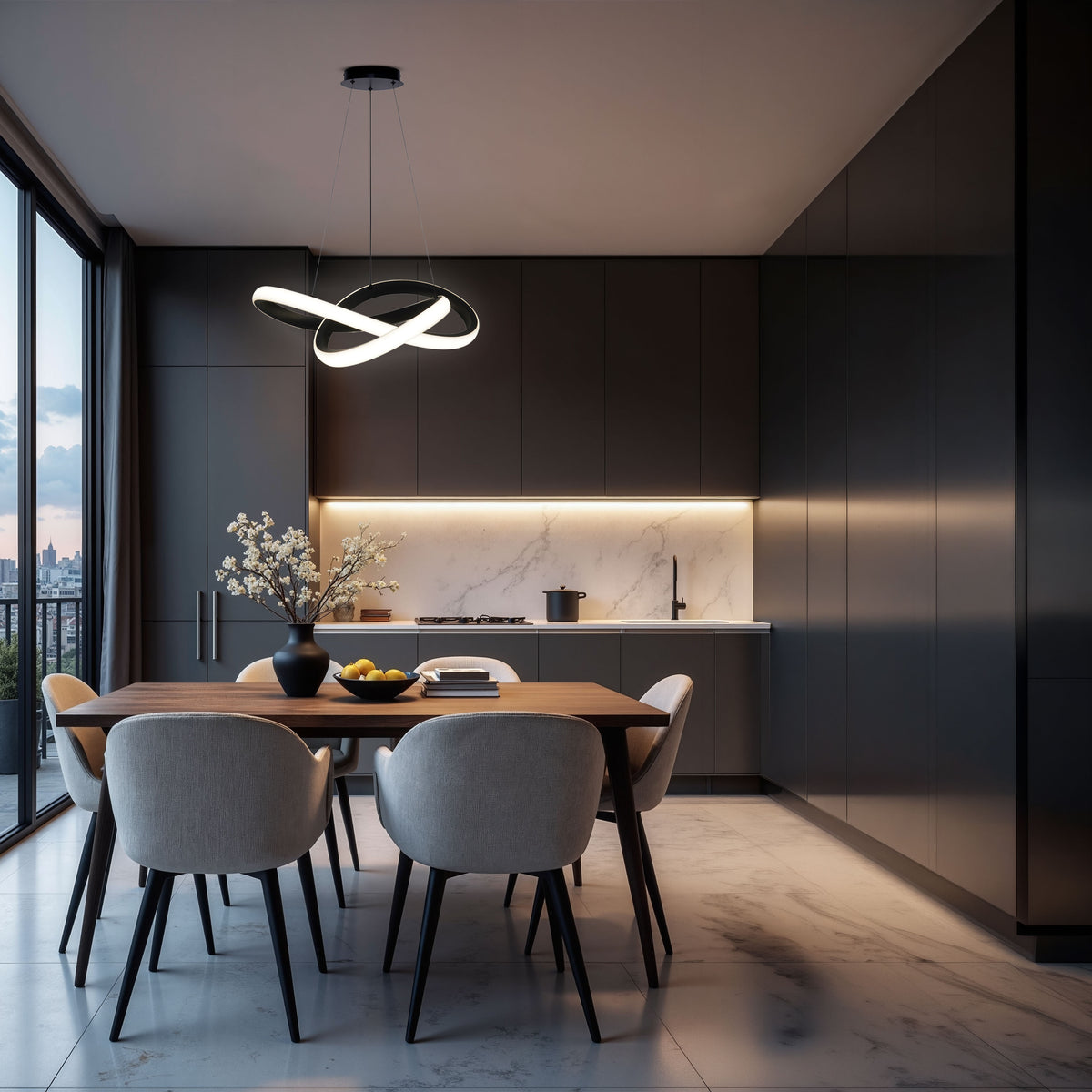 Mise en ambiance au-dessus d'une table à manger dans une cuisine sombre et moderne