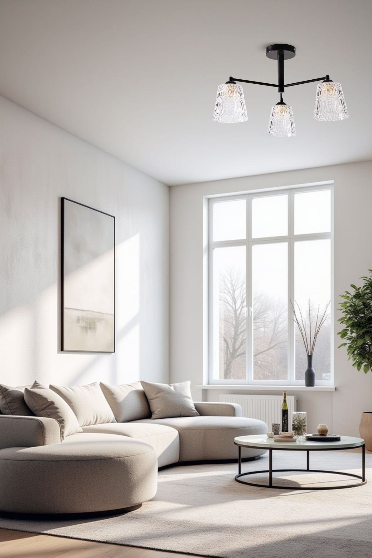 Mise en ambiance du plafonnier suspendu dans un salon clair, canapé beige et grande fenêtre