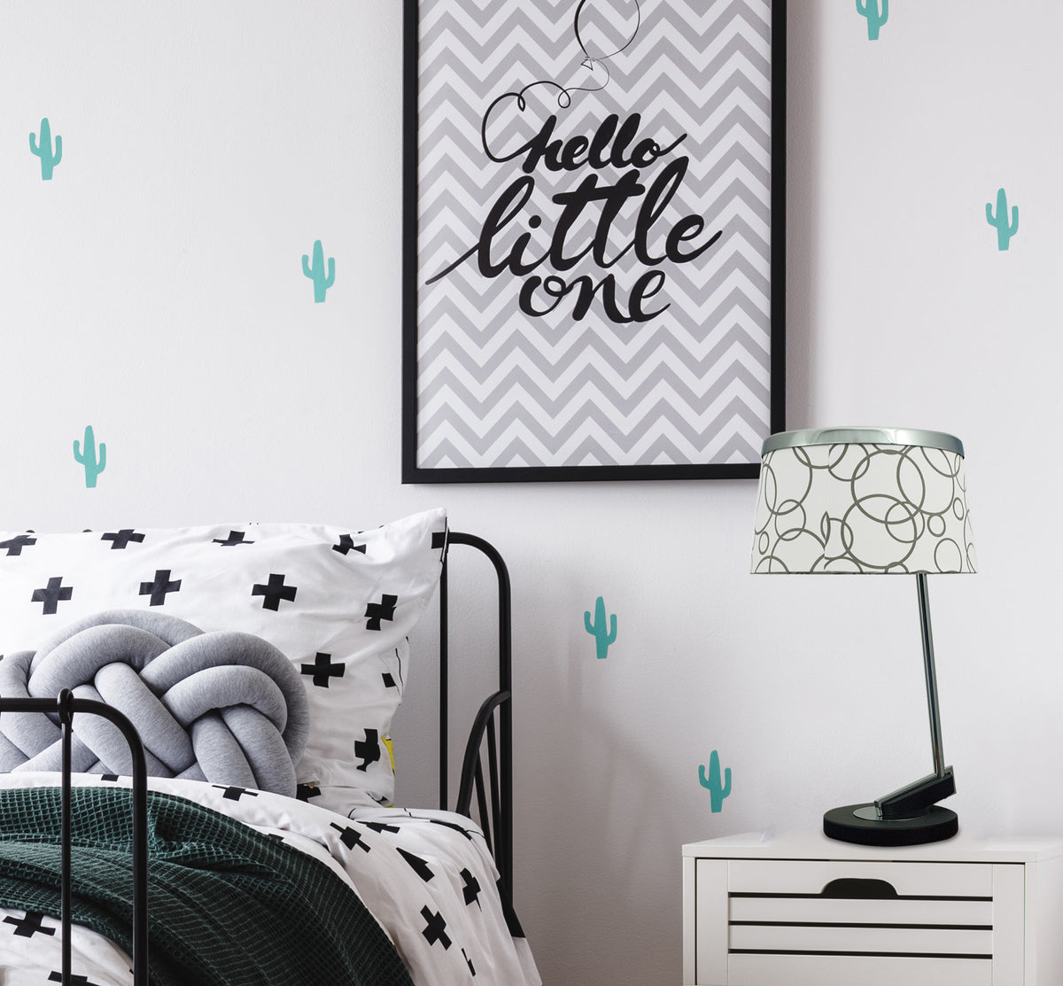 Lampe posée sur une table de nuit blanche dans une chambre d'enfant