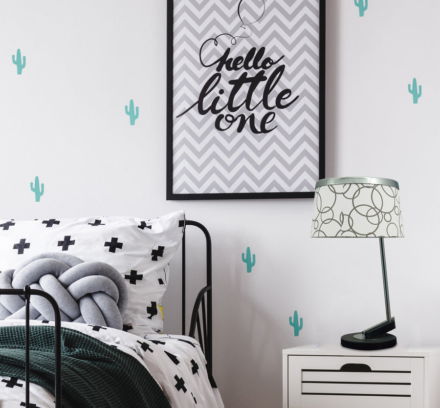 Lampe posée sur une table de nuit blanche dans une chambre d'enfant