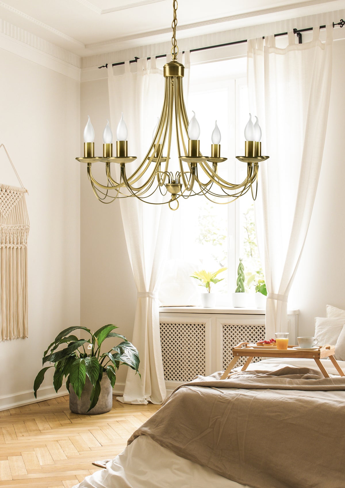 Mise en ambiance dans une chambre claire avec le luminaire allumé et des rideaux.