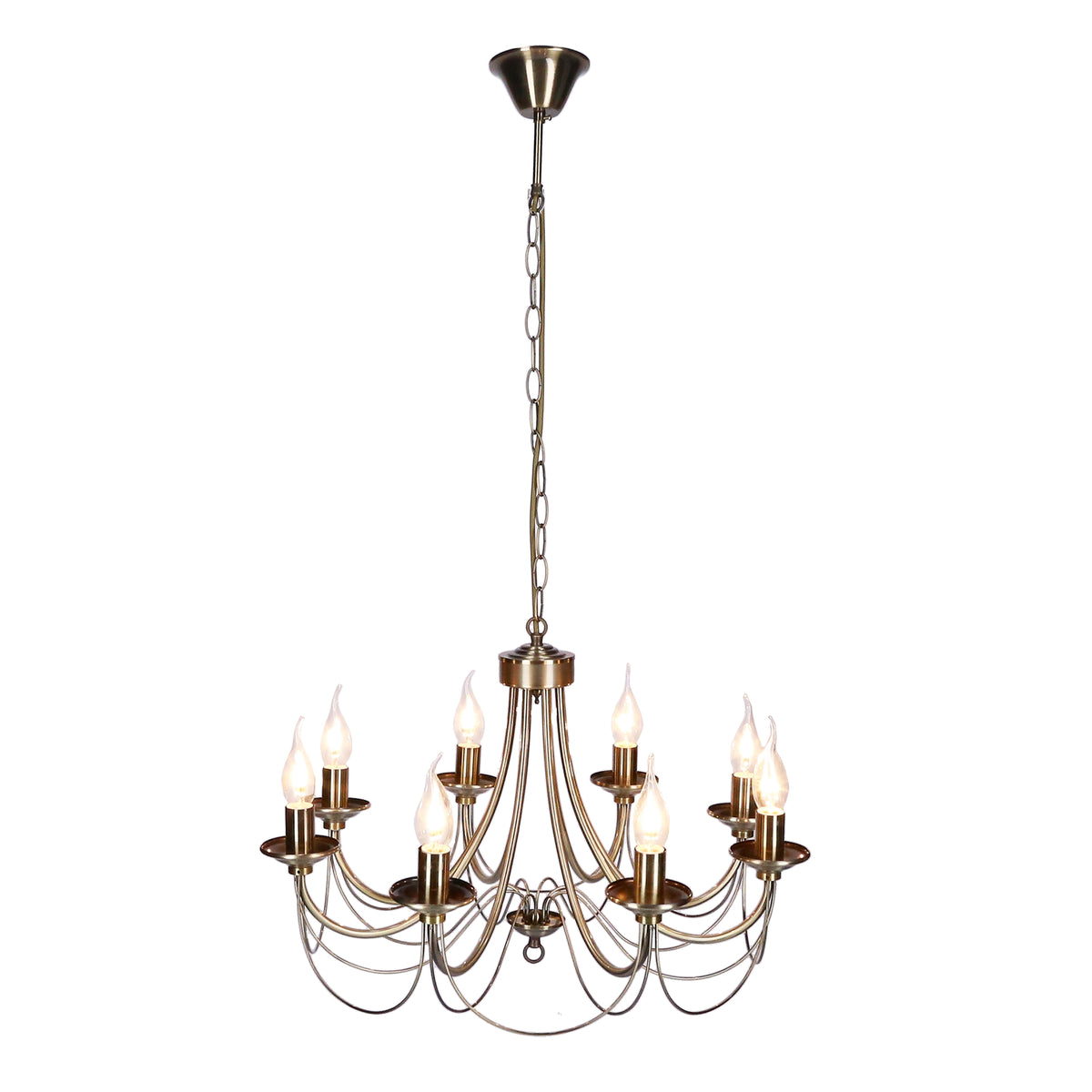 Suspension laiton vieilli avec ses huit ampoules allumées sur fond blanc.