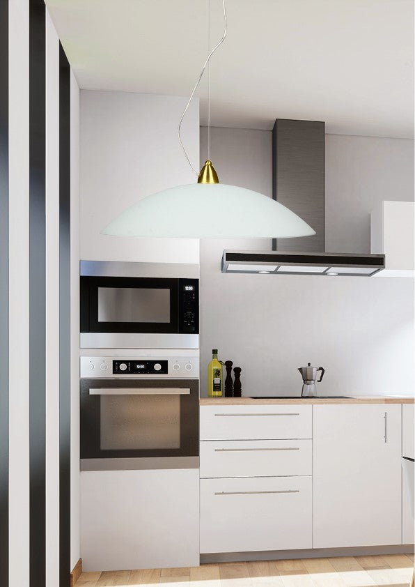 Mise en ambiance dans une cuisine moderne, suspension allumée au-dessus du plan de travail
