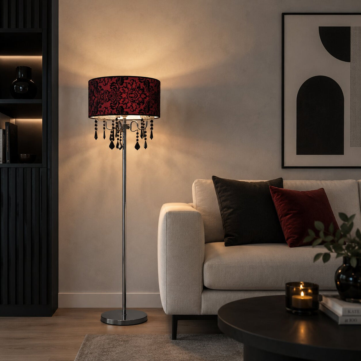 Ambiance tamisée du soir, halo de lumière chaude projeté sur le mur
